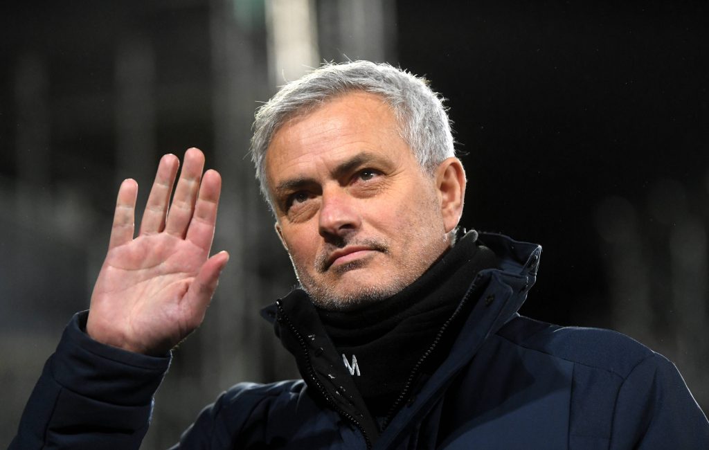 Ruud Gullit feels Jose Mourinho will do a better job with the young Chelsea squad. 