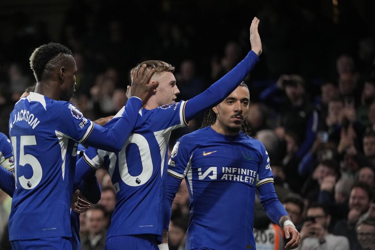 Chelsea repeats 35-year-old record with the staggering 4-3 victory against Manchester United. 