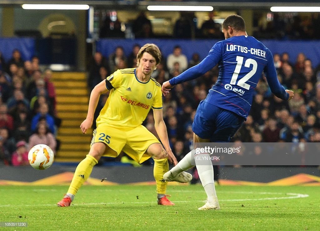 English midfielder Ruben Loftus-Cheek (R) scores his hat-trick and his team's third goal during the UEFA Europa League Group L football match between Chelsea and Bate Borisov at Stamford Bridge in London on October 25, 2018. (Photo by Glyn KIRK / AFP)