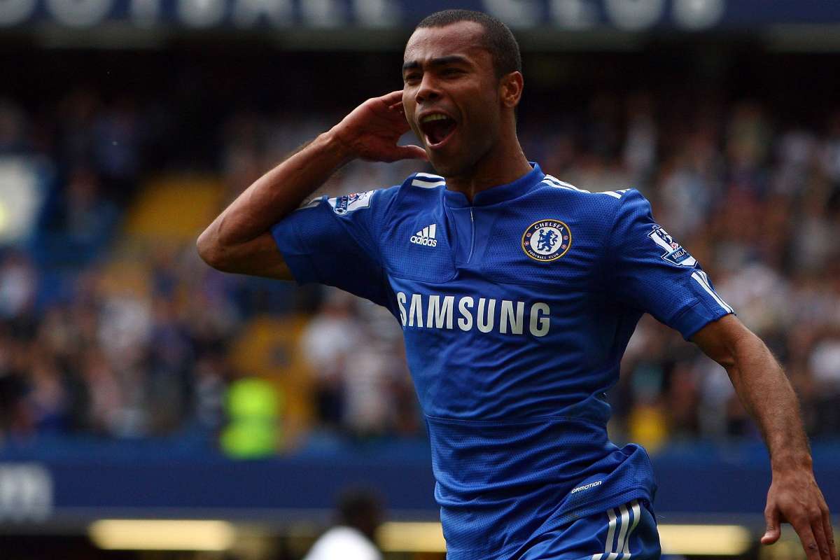 Ashley Cole will join Frank Lampard for his interim spell at Chelsea.