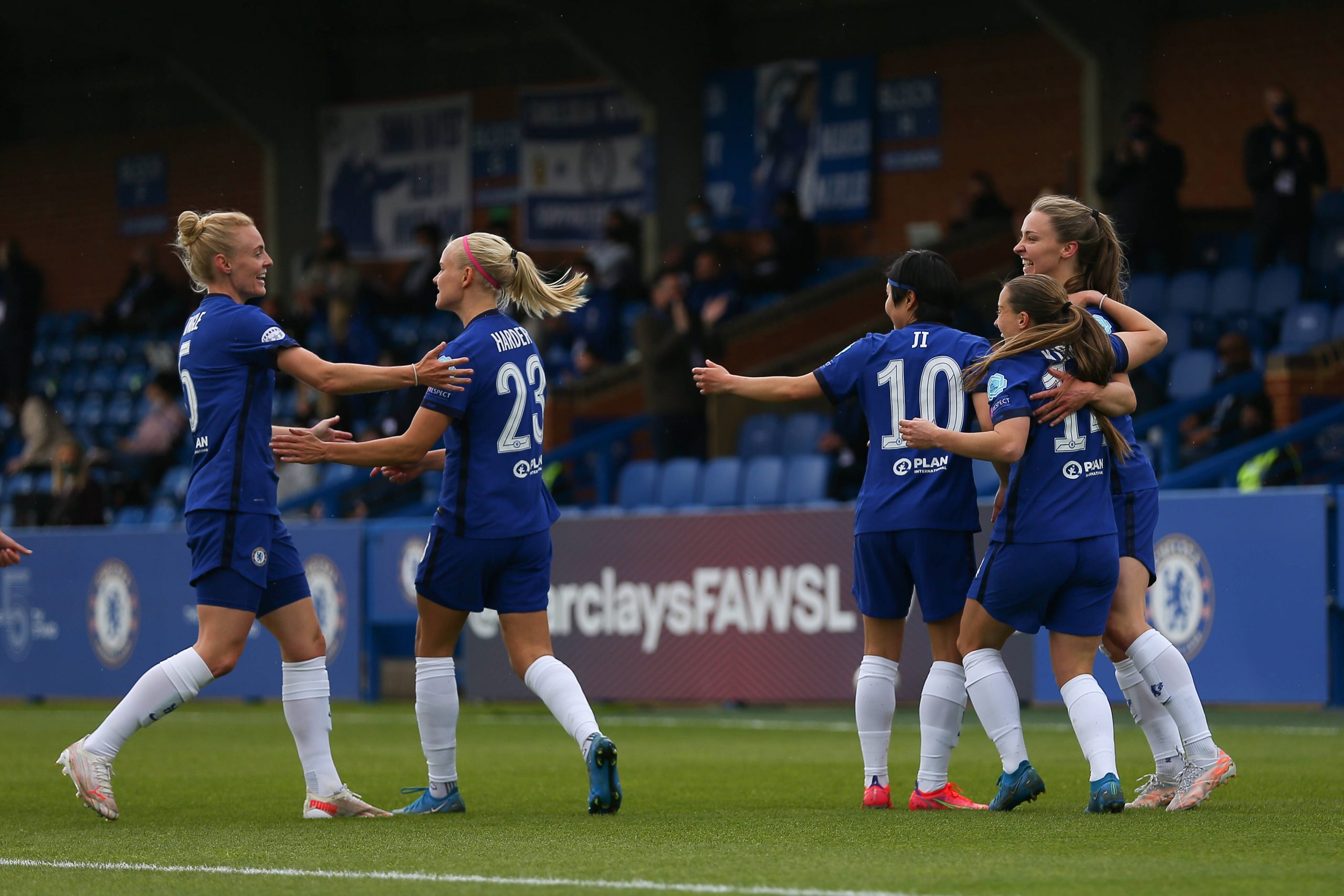 Chelsea Women celebrate beating Bayern Munich Ladies in the semi-final of the UEFA Champions League. (imago Images)