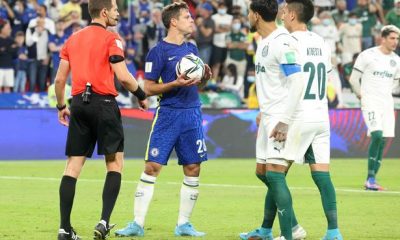 Chelsea captain Cesar Azpilicueta picked up the ball after referee points towards the spot. (Image: AFP via Getty Images)