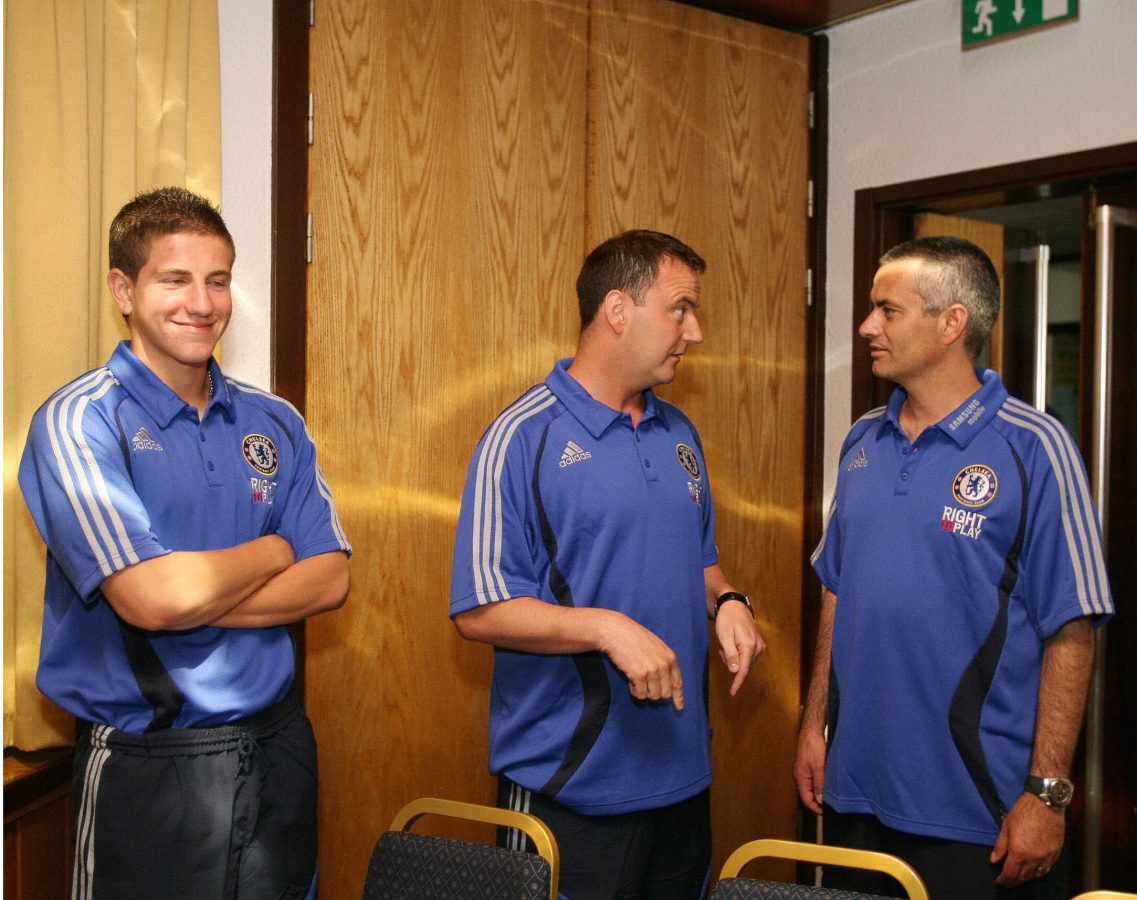 Neil Bath (C) with Jose Mourinho (R) during their time together at Chelsea. (Image by KAMBOU SIA/AFP via Getty Images)