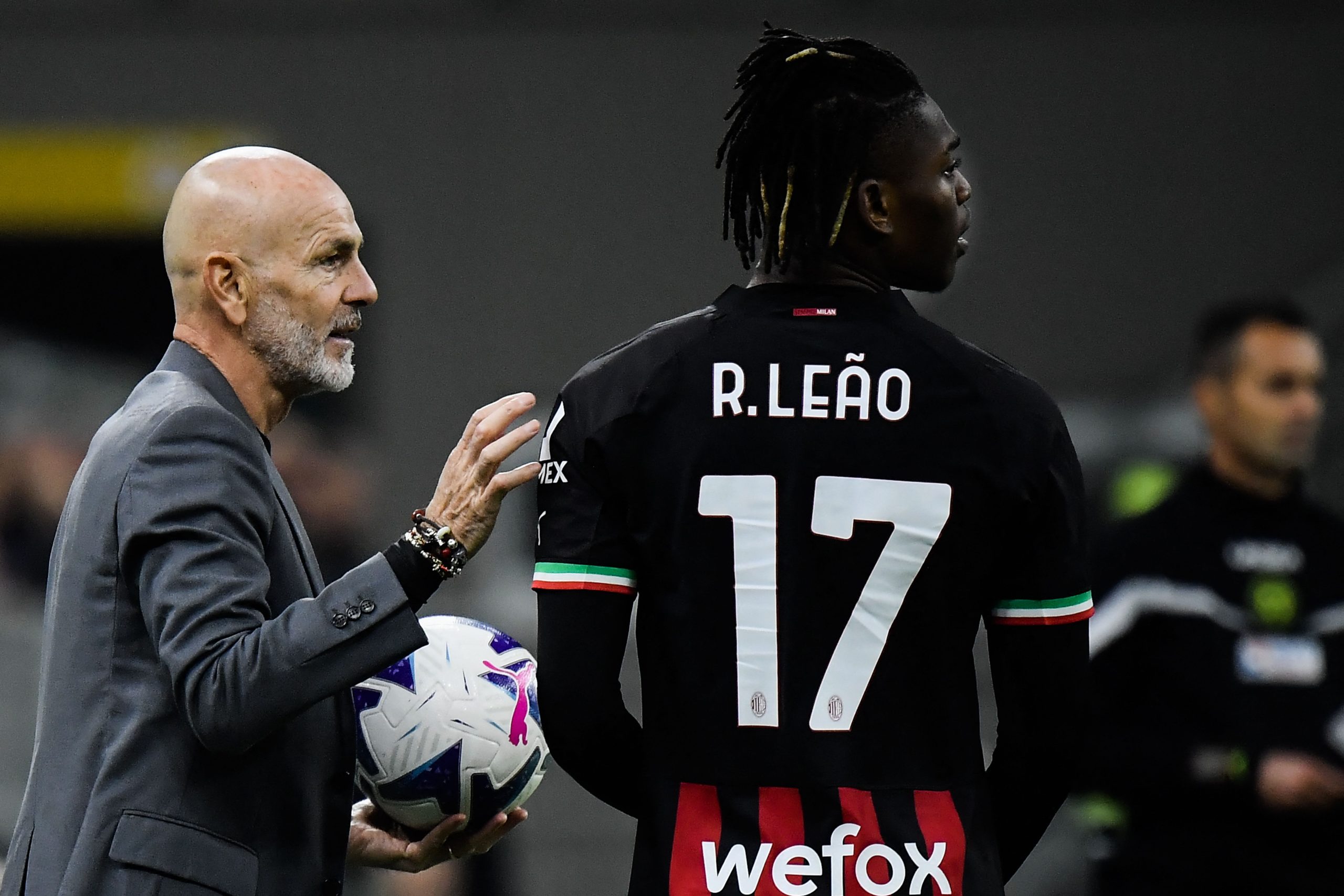 AC Milan's Stefano Pioli talks to Rafael Leao.