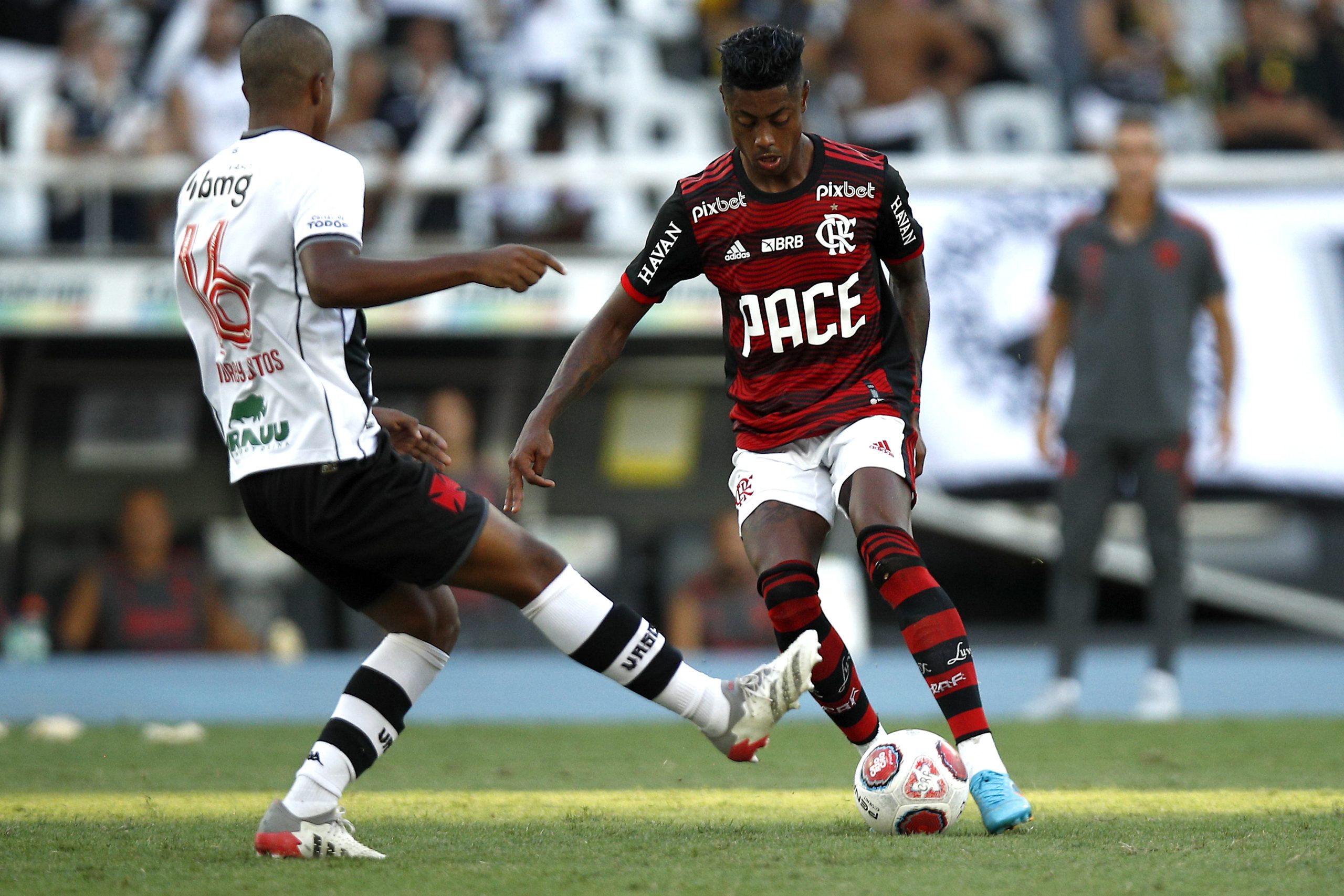 Bruno Henrique (R) of Flamengo competes for the ball with Andrey dos Santos of Vasco da Gama.