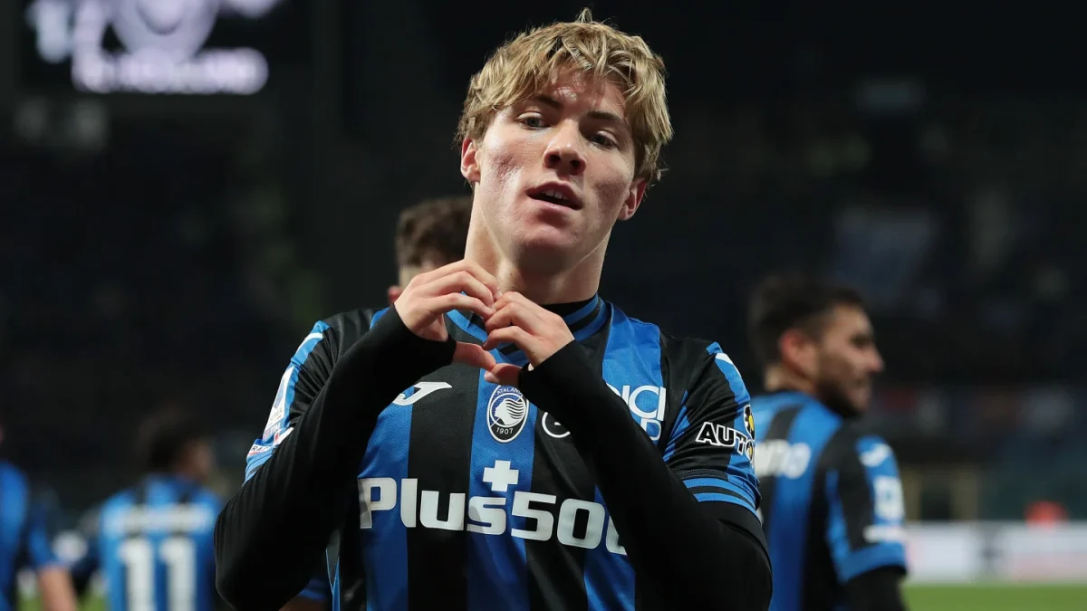 Fabrizio Romano claims Chelsea have sent scouts to watch Manchester United target Rasmus Hojlund.