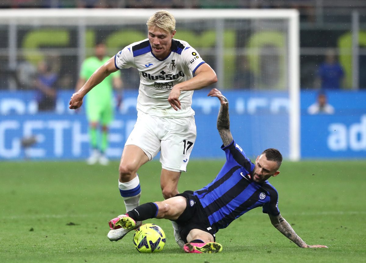 Rasmus Hojlund of Atalanta BC battles for possession with Marcelo Brozovic of FC Internazionale.