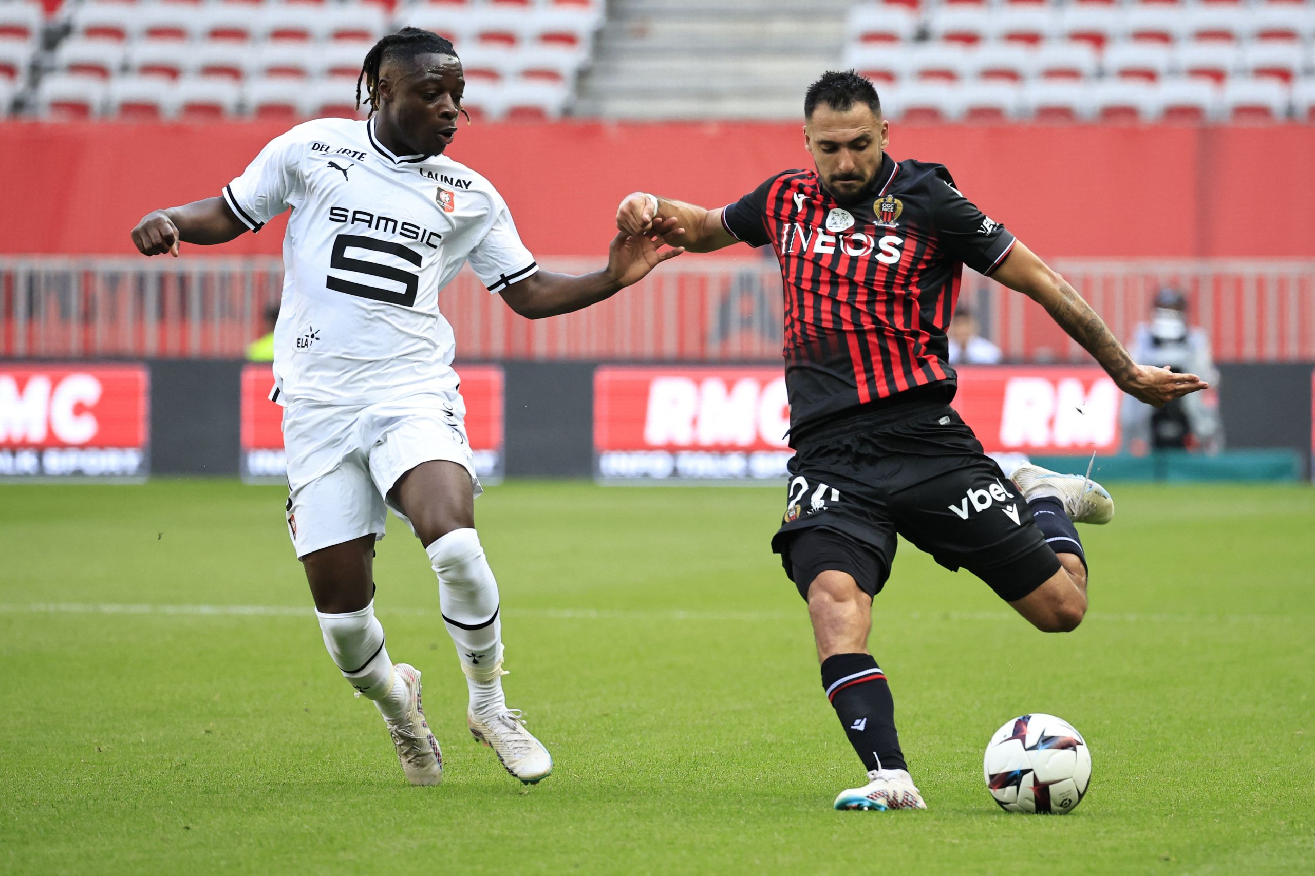 Rennes' French midfielder Lesley Ugochukwu (L) fights for the ball with Nice's Gaetan Laborde.