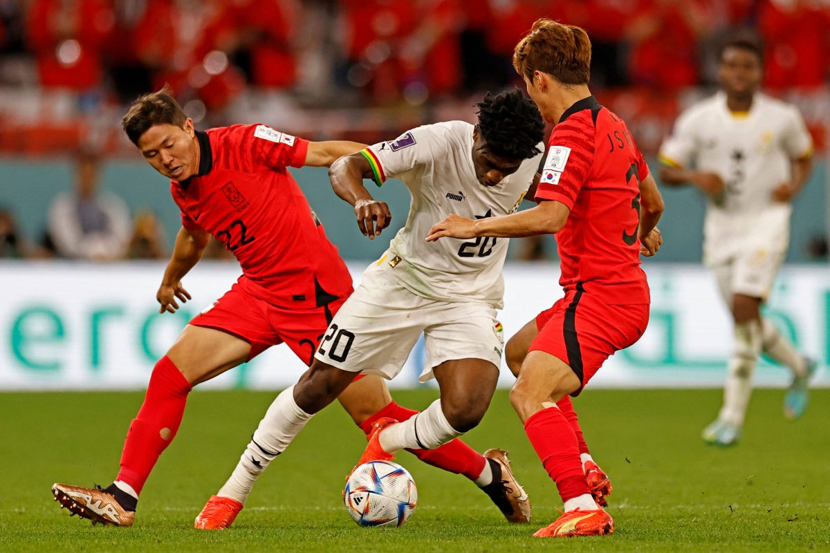 Ghana's Mohammed Kudus (C) and South Korea's Kim Jin-su (R) and Kwon Chang-hoon fight for the ball. (Photo by KHALED DESOUKI/AFP via Getty Images)