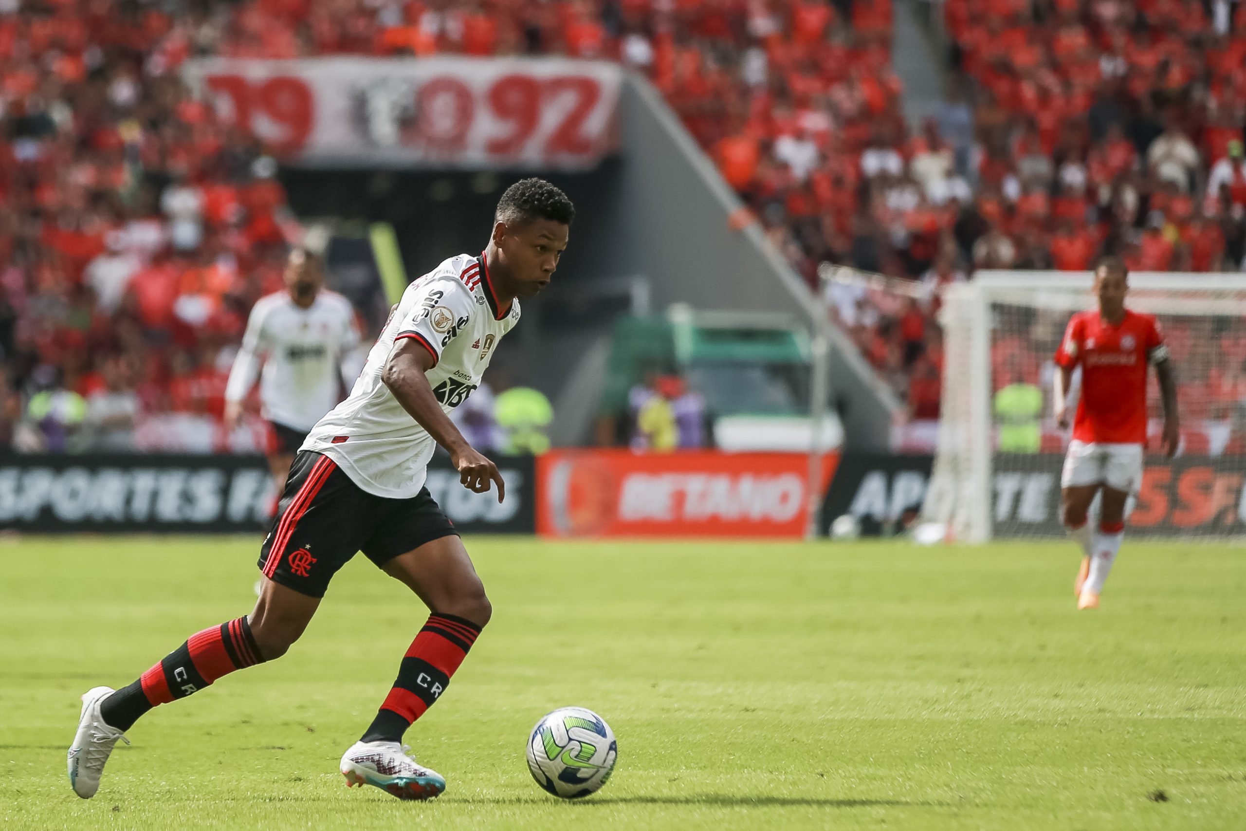 Matheus Franca runs with the ball during a game against Internacional.