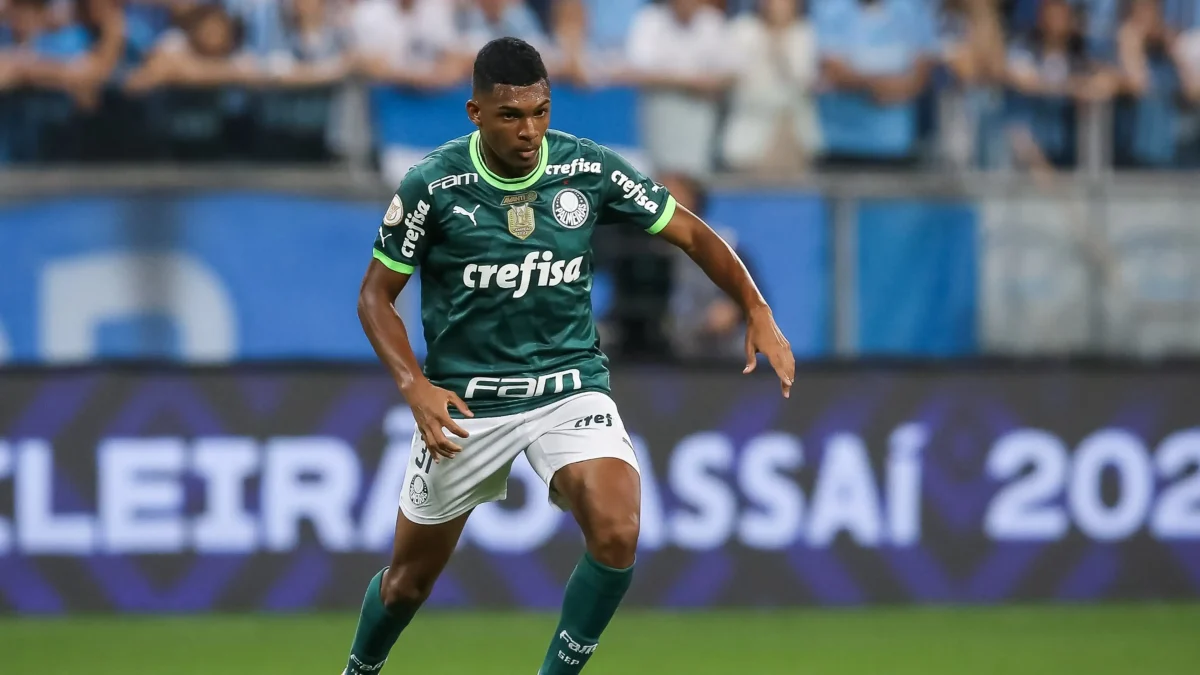 Chelsea target Luiz Guilherme signs a new contract with Palmeiras until 2026. 