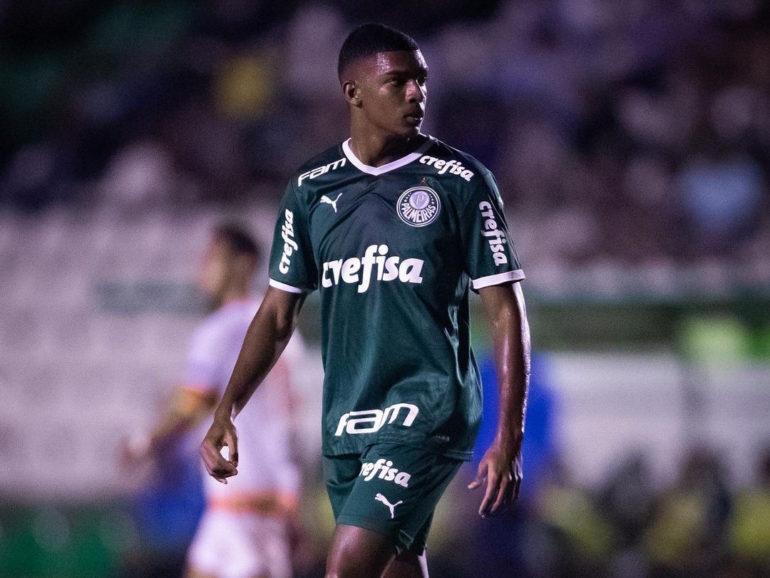 Chelsea target Luiz Guilherme signs a new contract with Palmeiras until 2026.