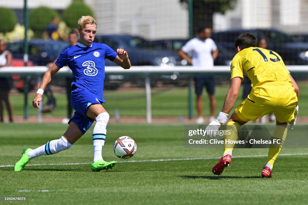 Chelsea academy starlet Frankie Runham inks his first professional contract with the club. 